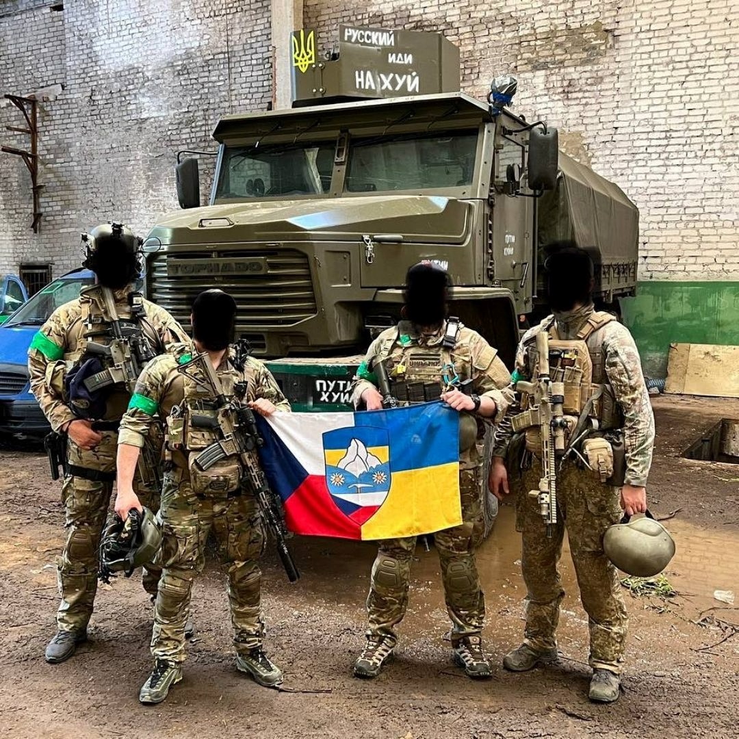 "Від носків до танків", — такий девіз команди "Оси"
