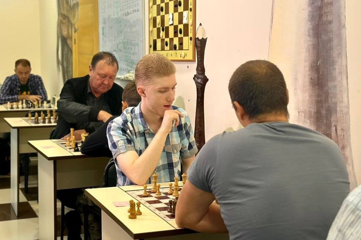 Турнір із шахів серед професійних шахістів і любителів