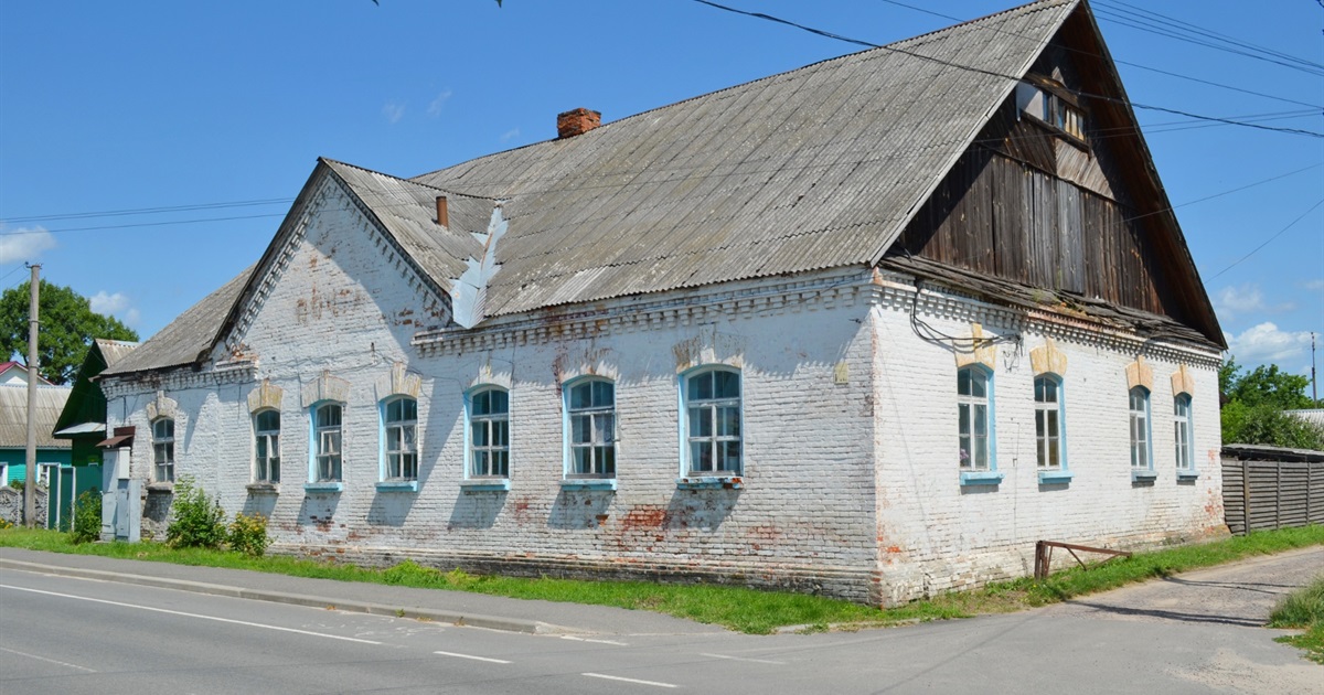 «Живемо в старій пошті». Будівля, яка вистояла під час Корюківської трагедії, житлом так і не стала