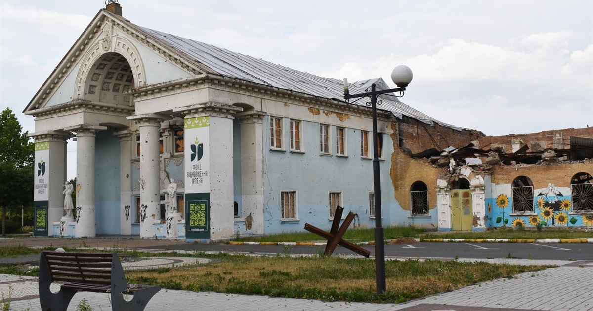 Як росіяни нищили Центральний будинок культури Ірпеня і як йому можна допомогти