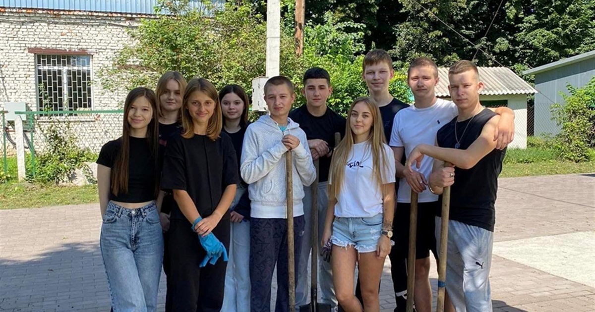 «Квіти перемоги — рідній школі»: випускники шостої школи провели волонтерську акцію
