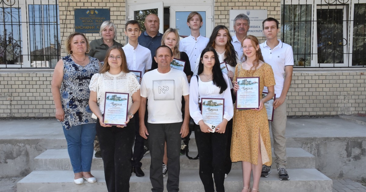 У Старокостянтинові відзначили випускників, котрі скласти іспити НМТ на 200 балів