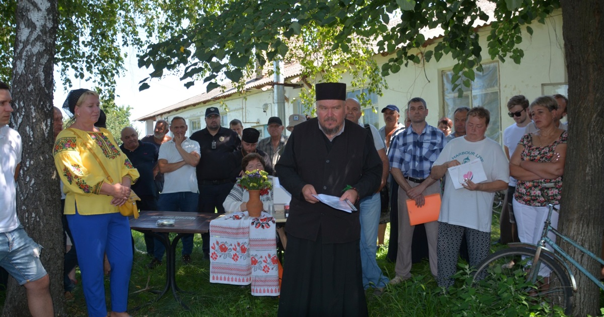У Пристромах вдова героя зібрала релігійну громаду села голосувати за долю місцевого храму