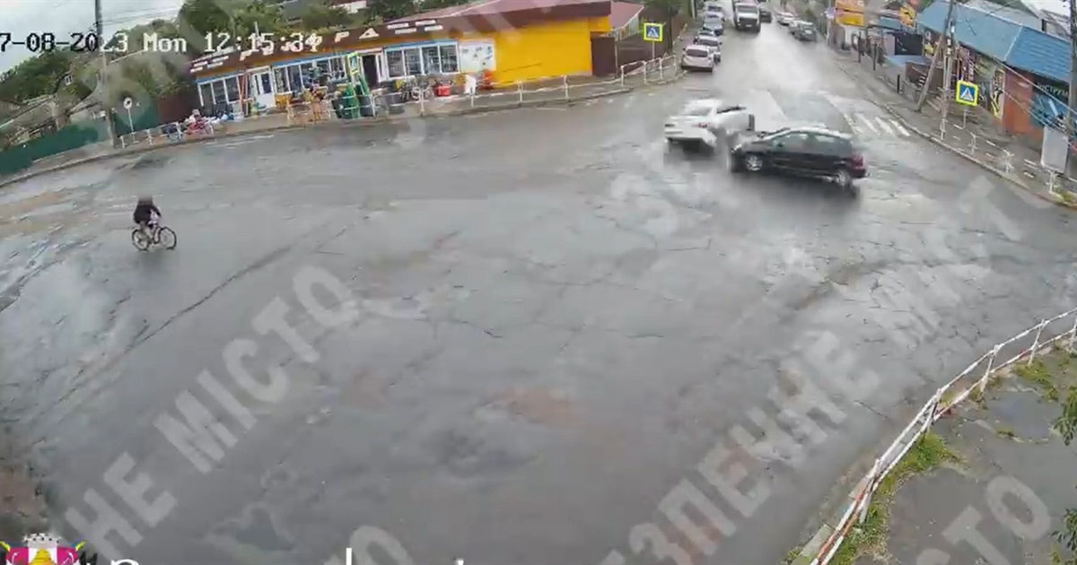 У Звягелі показали відео автотрощі через порушення правил дорожнього руху на перехресті