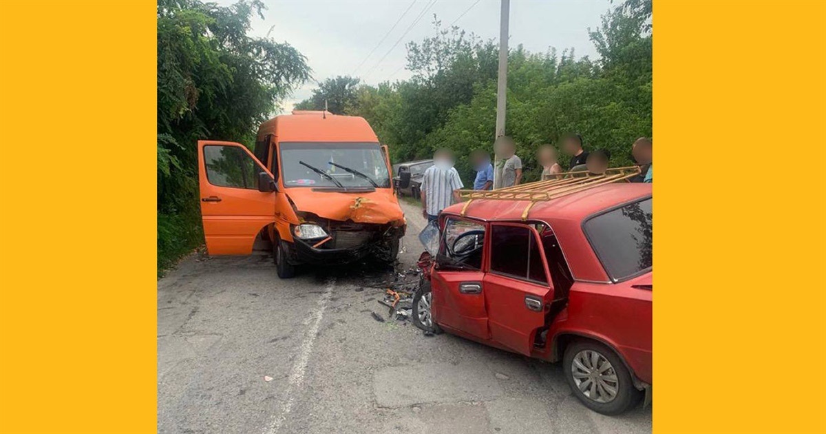 ДТП на Кагарличчині: зіткнулися бус та легковик. Є постраждалі