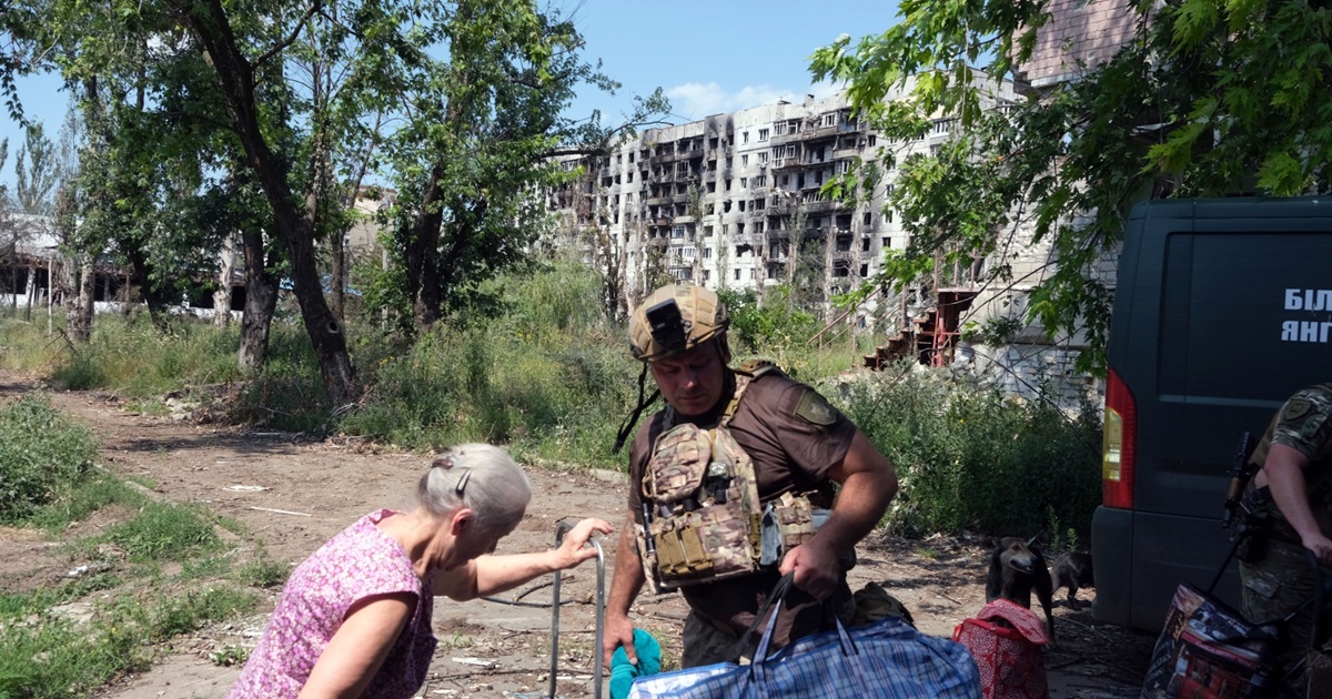 Поліційні вивезли сімох людей з Вугледара. Відео