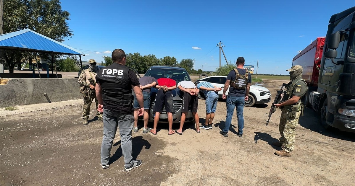 На Одещині іноземці перевозили у підлозі легковика в Молдову двох українців (ВІДЕО)