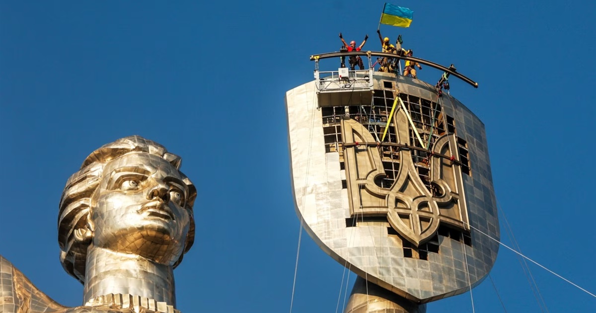 На монумент "Батьківщина-мати" встановили тризуб. Його зробили з маріупольської та запорізької сталі