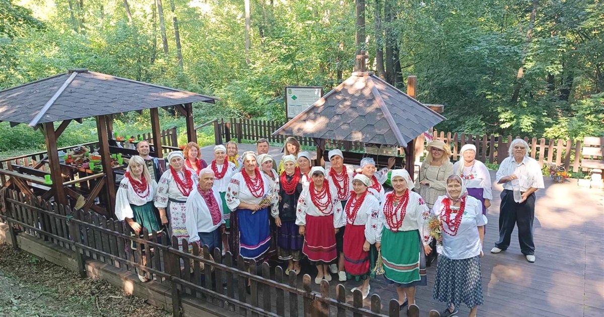 Біля цілющої кринички св. Георгія у Горбанях жінки збирали трави-обереги для воїнів ЗСУ