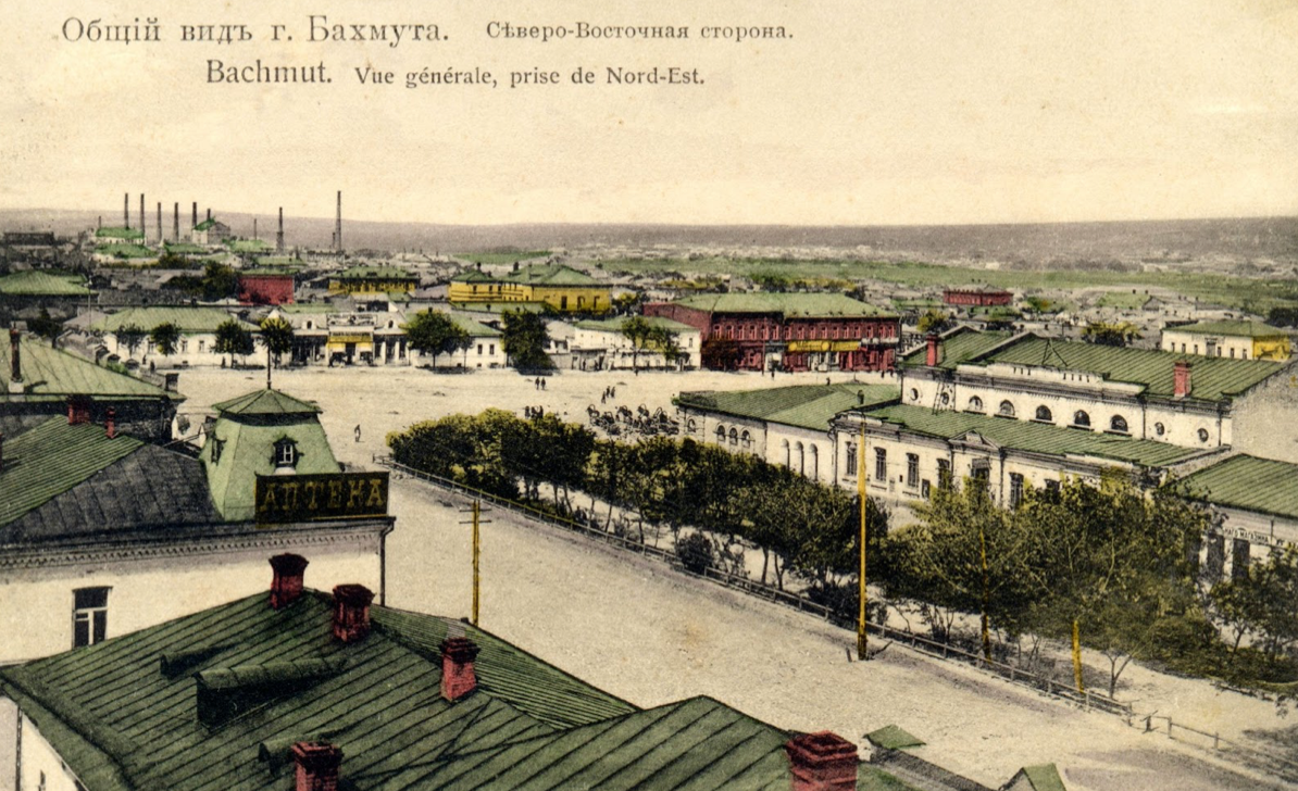 Частина Торгової площі. З лівого боку поштівки бачимо будівлю Народного дому.  
Поштова листівка початку XX ст. з колекції Бахмутського краєзнавчого музею
