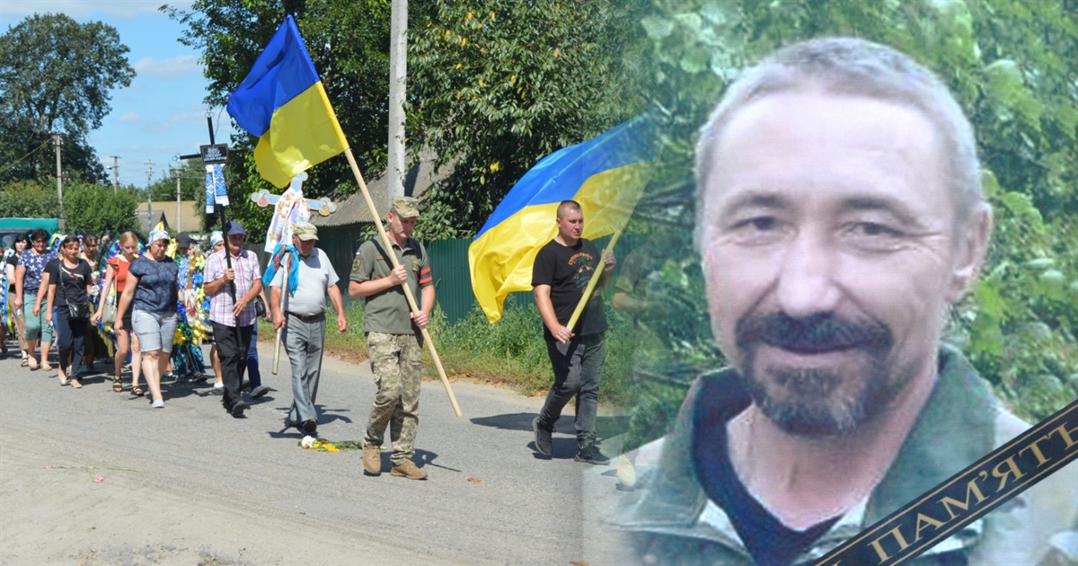 Велика Каратуль опустилася на коліна і квітами встелила останню дорогу свого Героя Сергія Бойка ФОТО