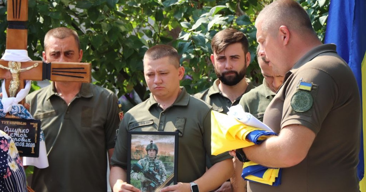 Втарата громади: 25-річного варашанина-сапера поховали у Полонному. Він помер у потязі