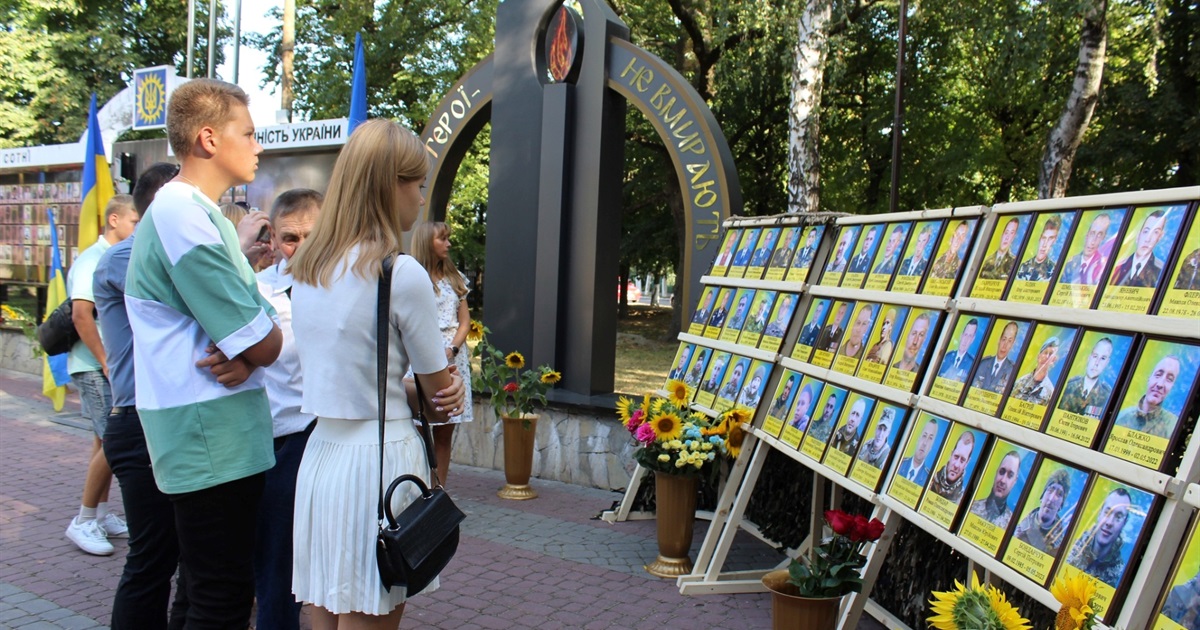 У Старокостянтинові проходить "тиха акція": усі бажаючі можуть вшанувати пам'ять загиблих ГЕРОЇВ