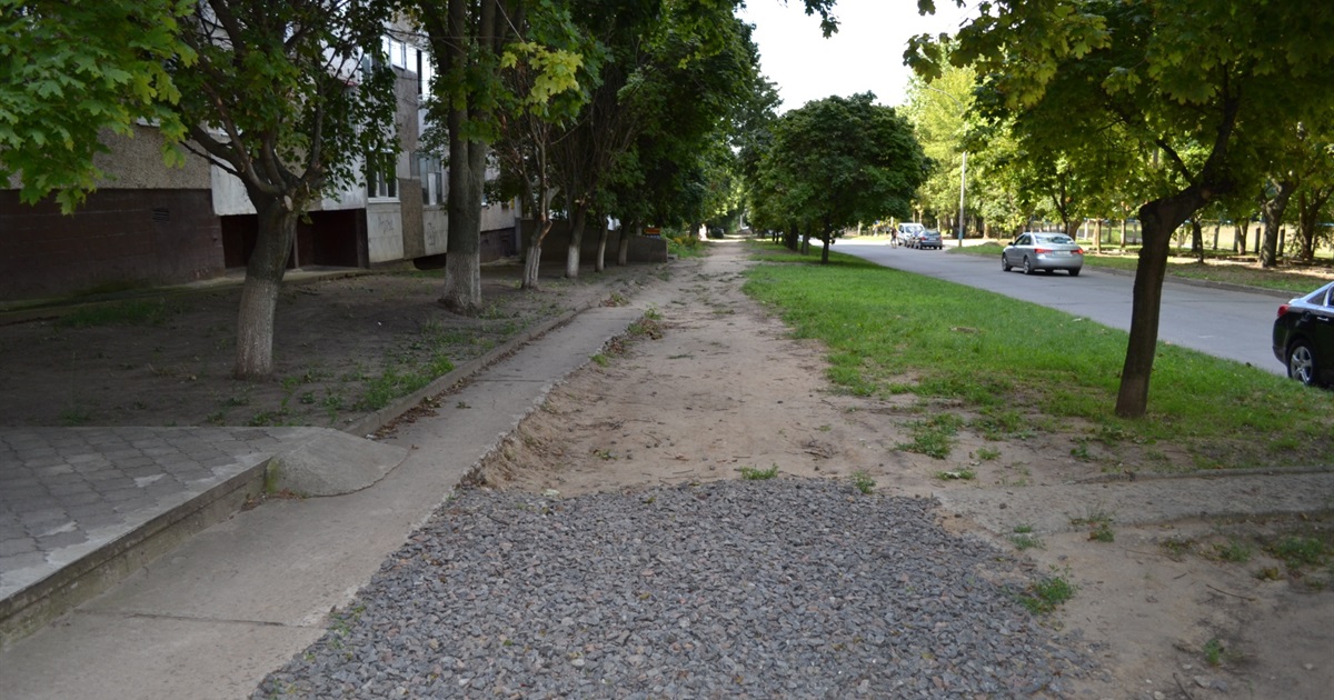 В Южноукраїнську по вулиці Енергобудівників ями зарили, а тротуари не зробили