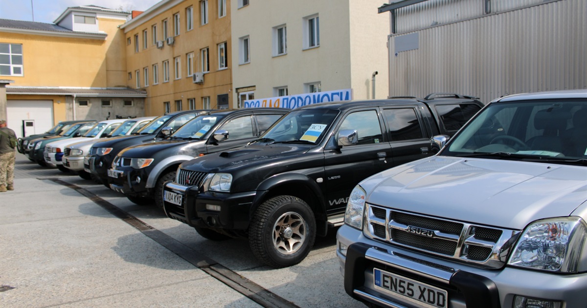 ​​​​​​​Спілка аграріїв "ЗАСЬ" передала пікапи та автобус для наших захисників