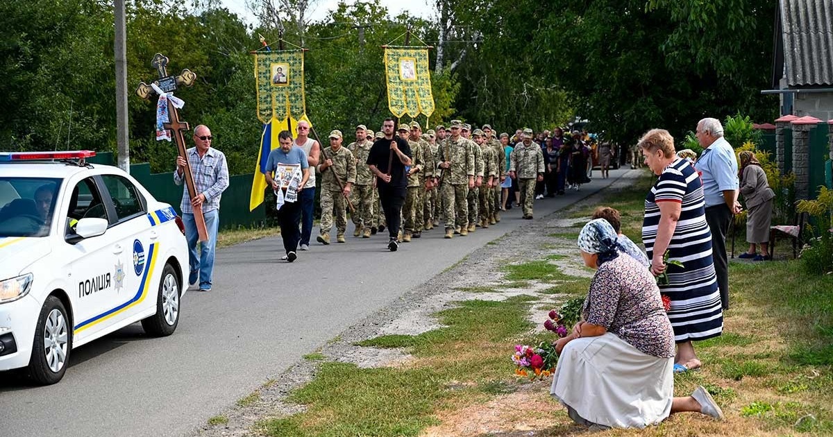 Віддав життя за Україну: в Кагарлику провели в останню путь бойового пілота Віктора Опанасюка