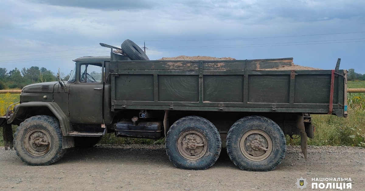 Поліція викрила жителя Мамаївців, який незаконно видобував гравійно-піщану суміш