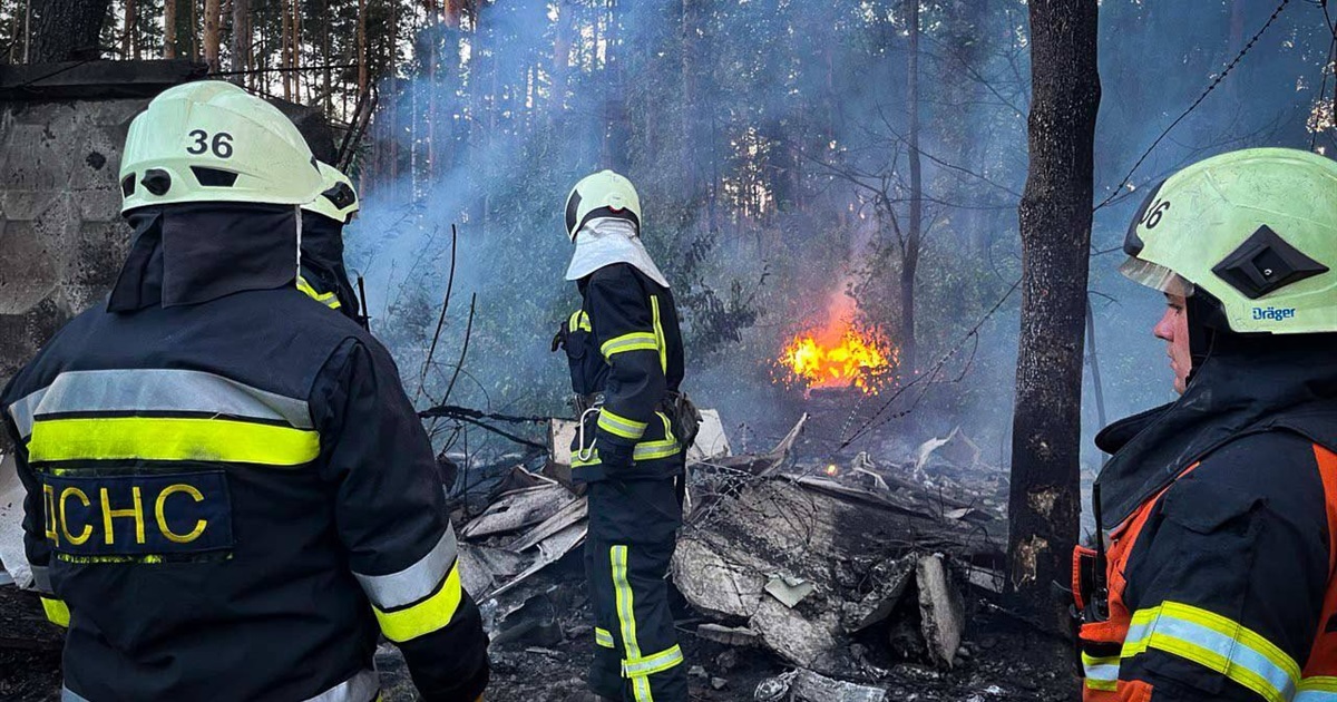 Наслідки ворожого обстрілу на Київщині: пошкодженні будинки та приватні автівки. Фото