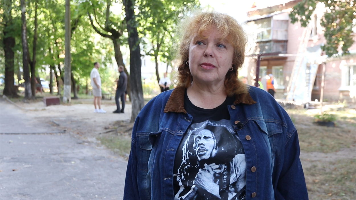 Пані Лариса. 
Мешканка пошкодженого будинку в Ірпені