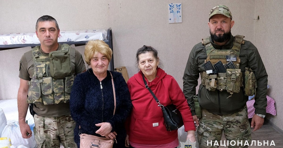 Поліцейські евакуювали двох жінок з Вугледару. Понад рік вони мешкали у підземеллі