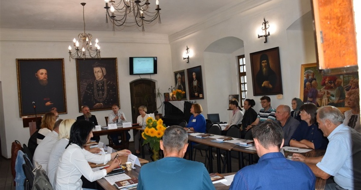 Круглий стіл у замку: краєзнавці провели камерне обговорення історичної події 375-річної давнини