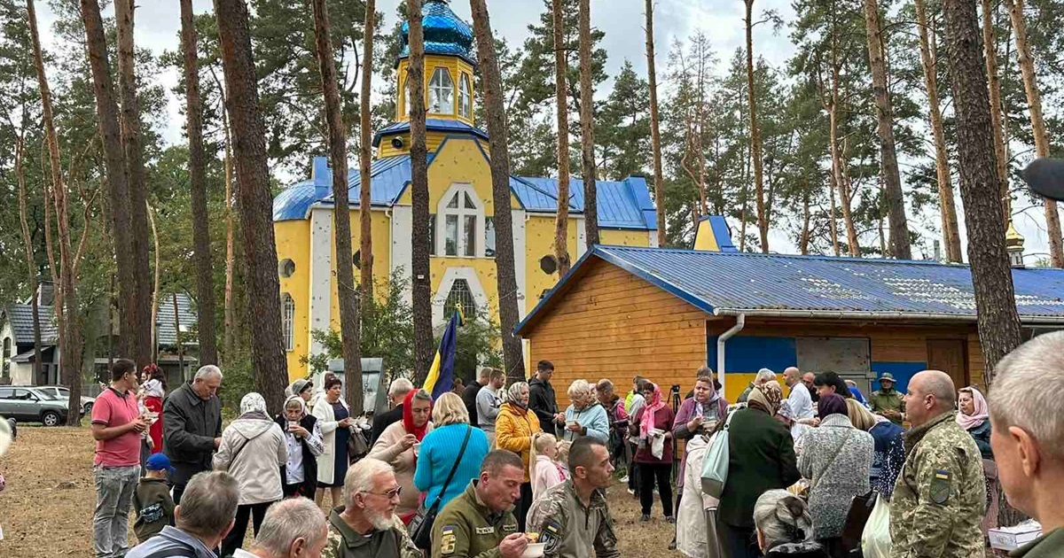 Служба в храмі, патріотичні вірші, куліш з багаття: в Ірпені відзначили День захисників і захисниць