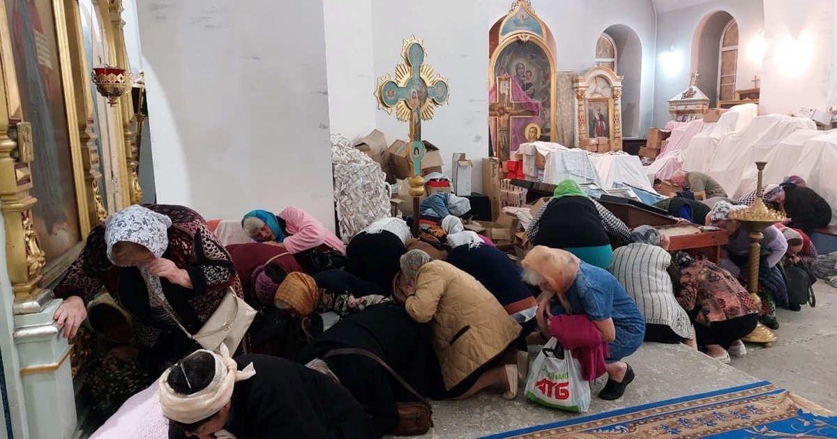 Під час обстрілу храму в Херсоні прихожани прикривали тілами один одного. Фото