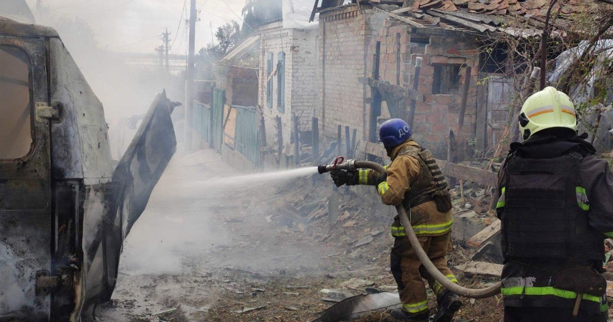 Артобстріли та атаки дронами, поранено рятувальників: російська армія продовжує терор Нікопольщини