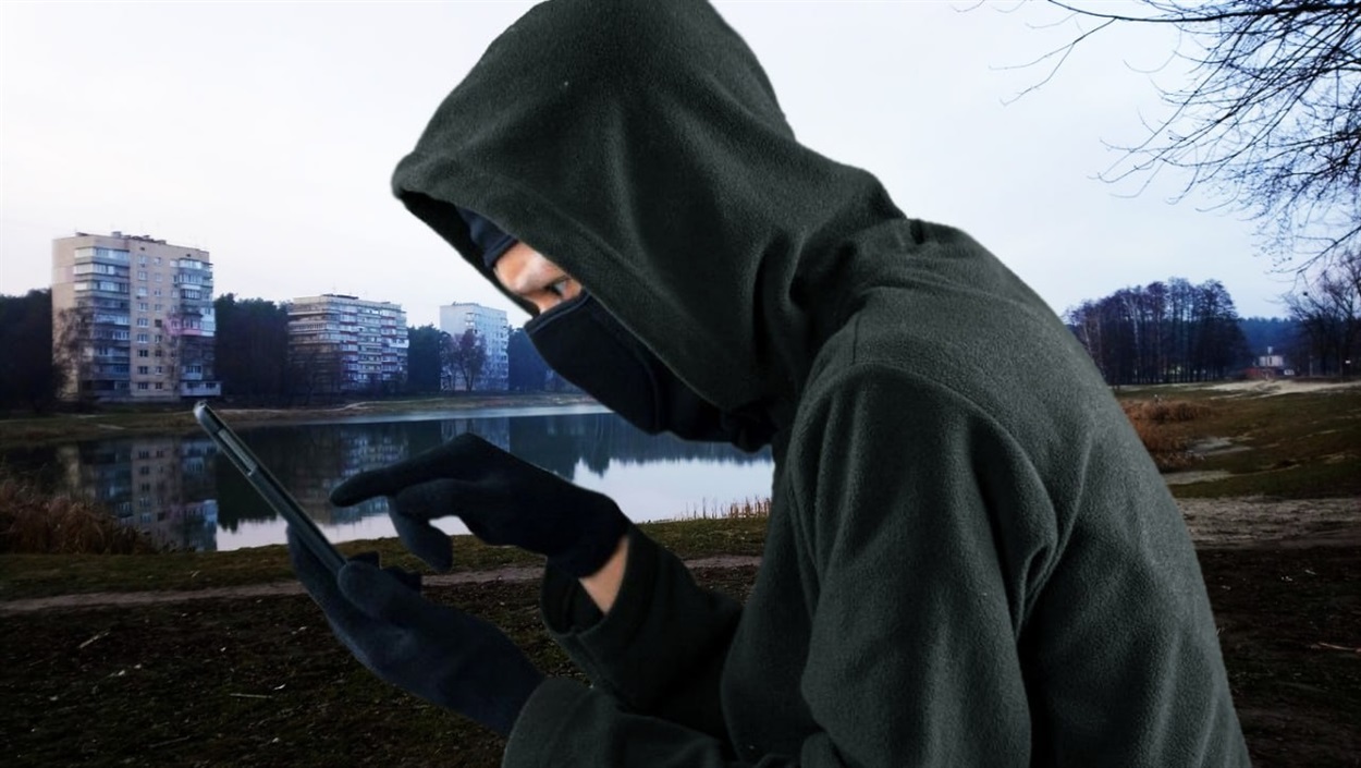 телефонують та під виглядом волонтерів. це робиться для розвідування закритої інформації та наведення ракетних ударів.
