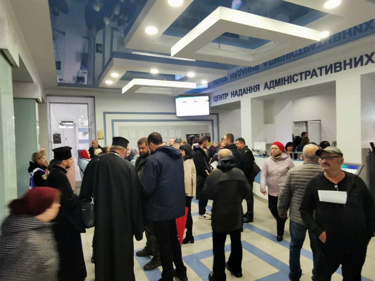 Віряни зібрались в приміщенні Іріпнської міської ради на голосування 