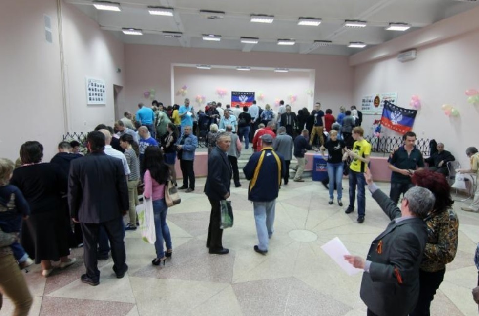 Голосування під час псевдореферендуму 