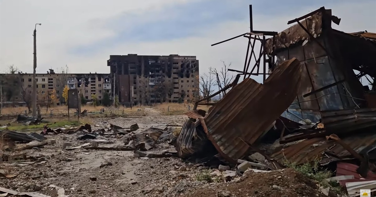 Військові капелани показали як зараз виглядає прифронтовий Вугледар — огляд новин за 27 жовтня