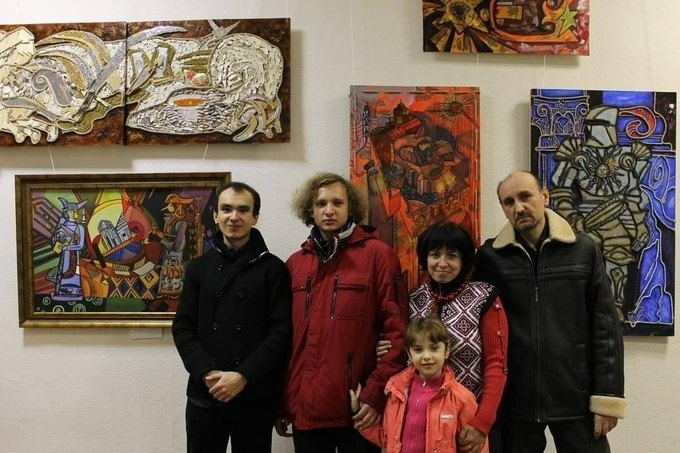 Родина Немировських на тлі робіт Даниїла, 2014 рік. архів родини Немировських