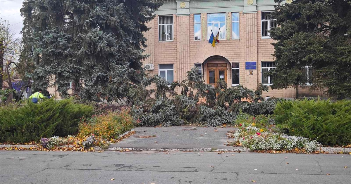 Два дні 17 бригад енергетиків працювали без проглядку