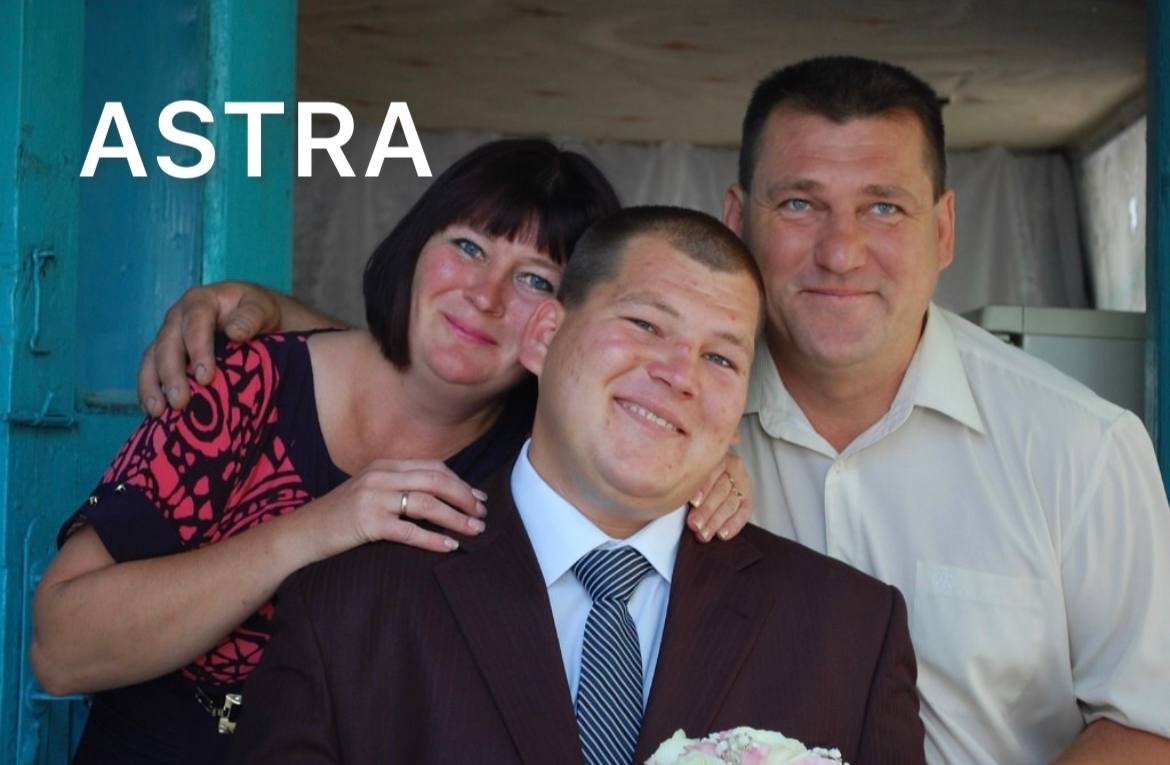 По бокам - вбиті Тетяна та Едуард