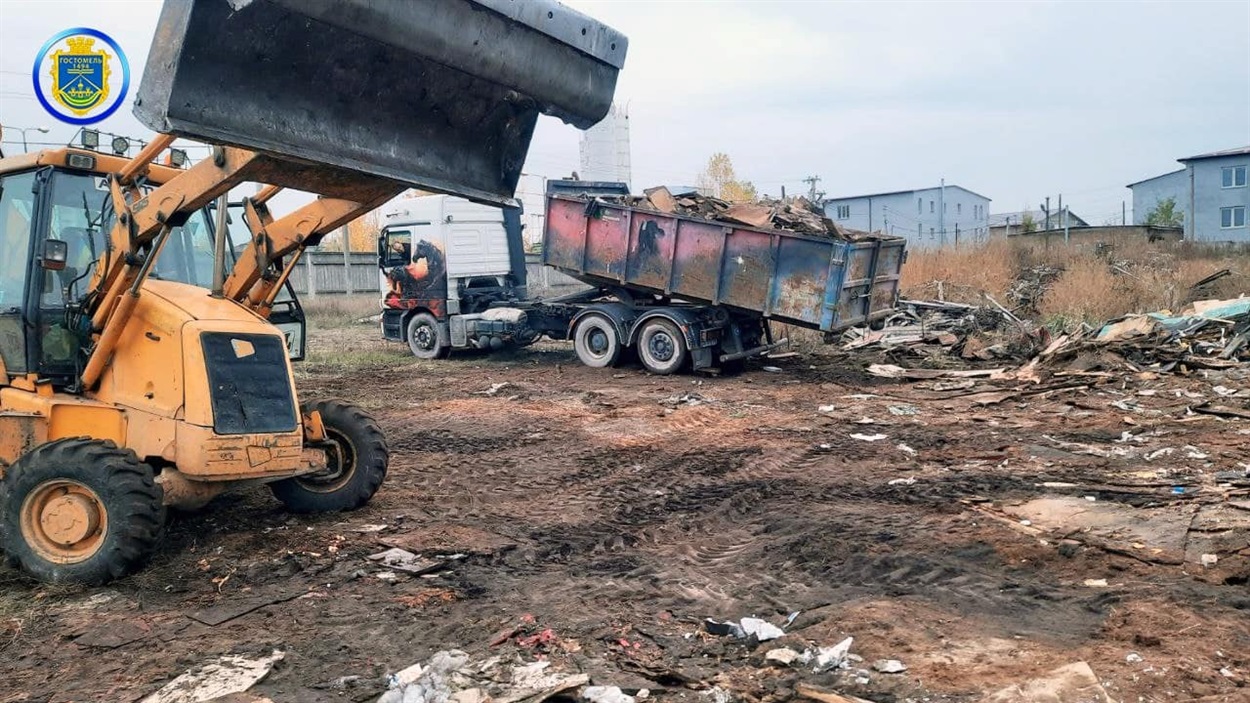 Фахівці продовжують вивезення будівельних залишків з села Горенка