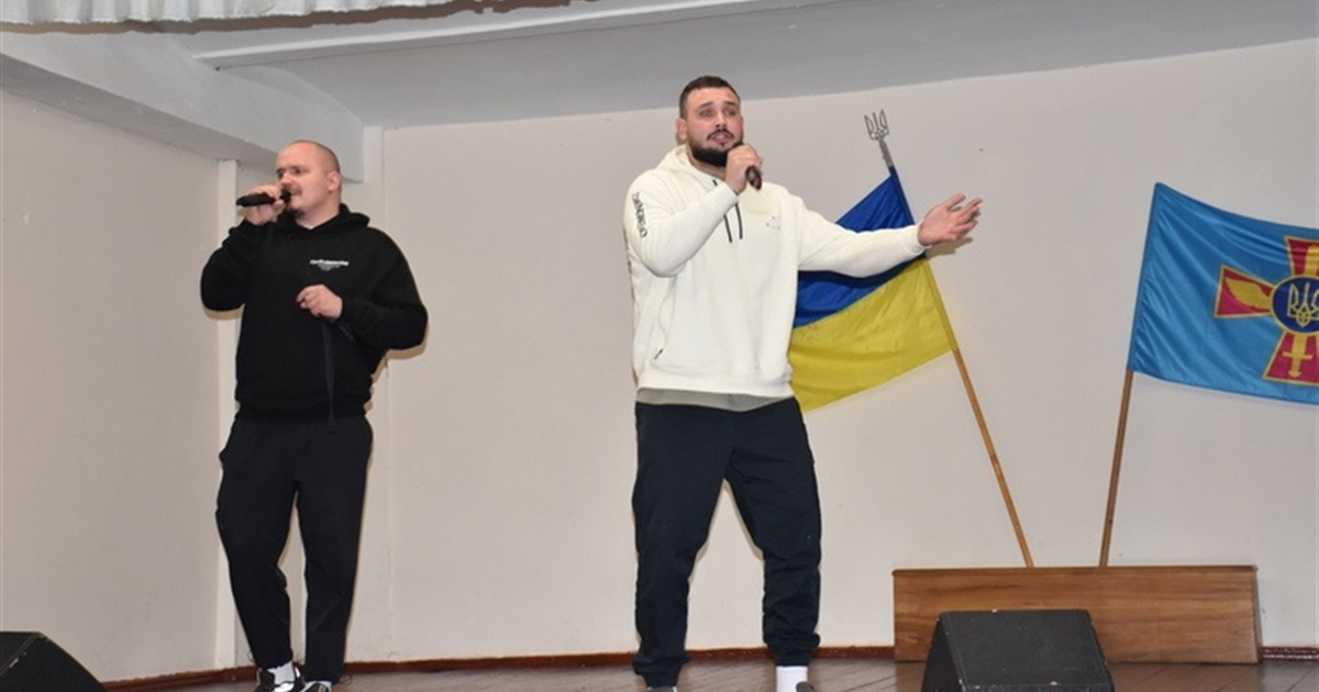 Виконавці відомих пісень «Ластівки», «Допоможе ЗСУ» завітали до старокостянтинівських військових