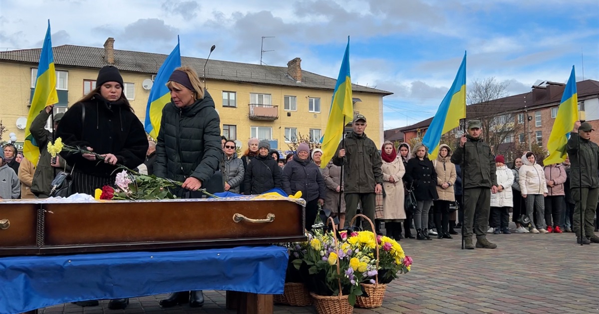 Остання путь Ігоря Іздепського: в Сарнах попрощалися із загиблим гранатометником