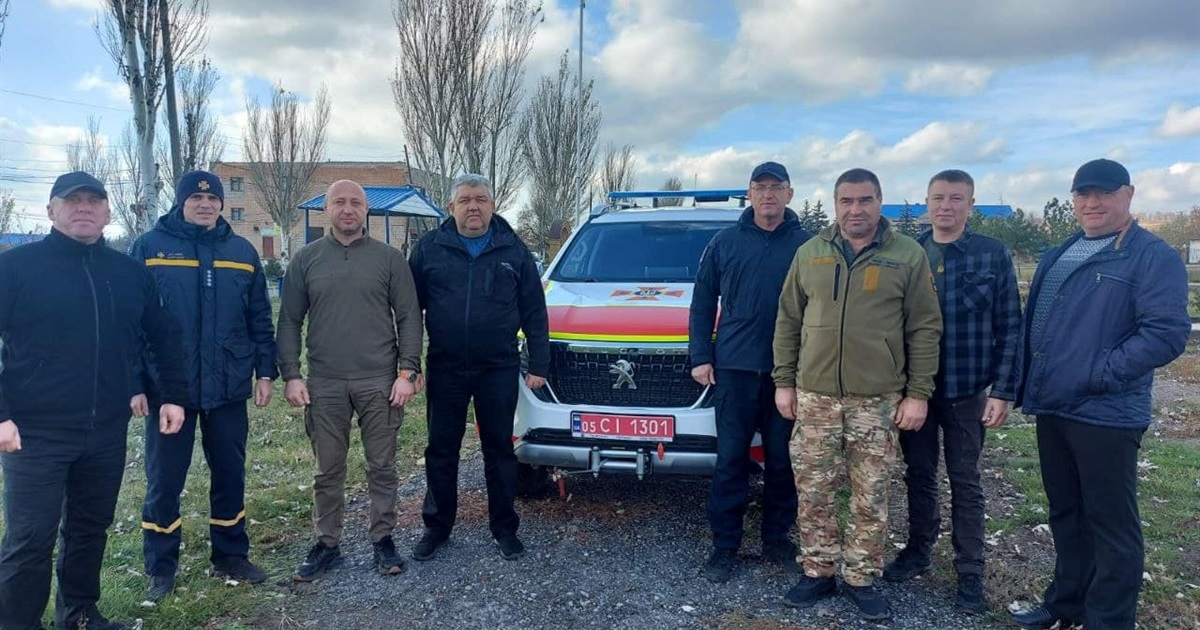Мешканці Волноваського району подарували рятувальникам Донеччини нове службове авто. Фото