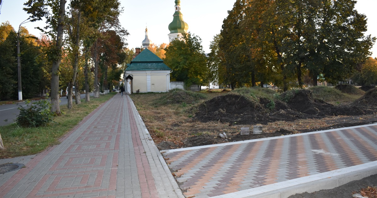 На завершення тротуару з бруківки в Переяславі міськрада попросила додати грошей: виконком погодив