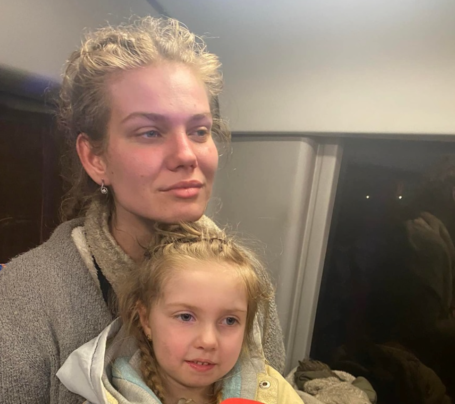 Валерія з Алісою в автобусі