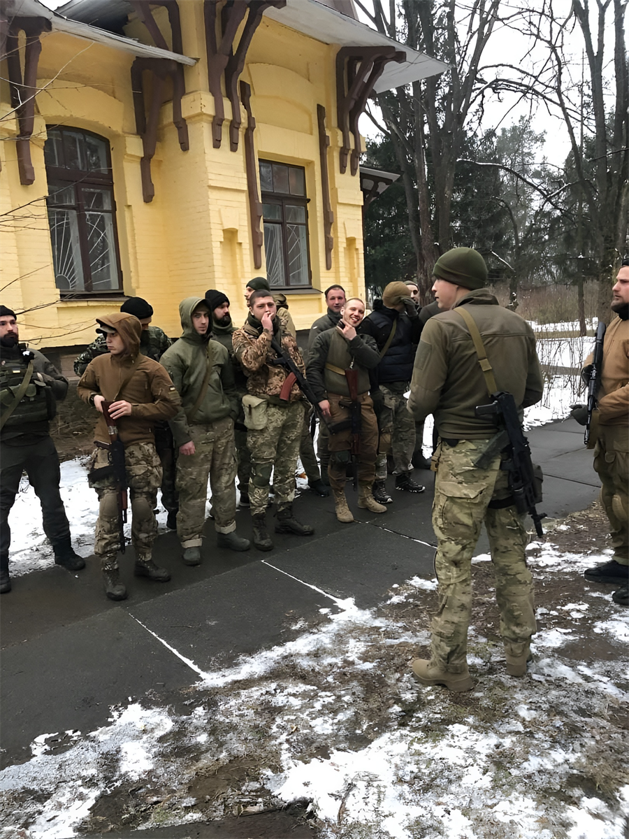Шикування штурмових підрозділів на території Будинку Письменників