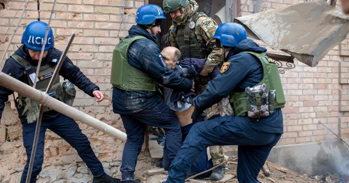 Обстріл, ризик, людські життя: як працюють рятувальники та поліцейські Нікополя