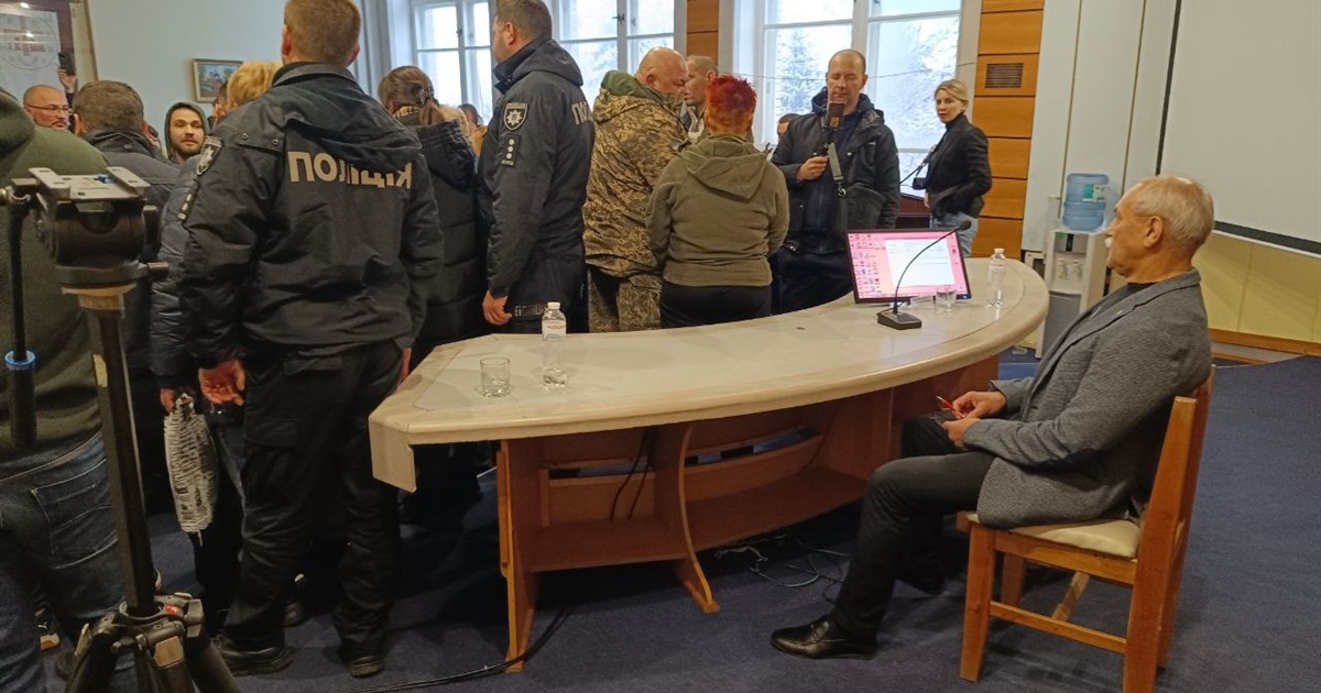 «Я вам чітко заявляю: ніяких бруківок, ніяких доріг, ніякого розвитку – все на ЗСУ»