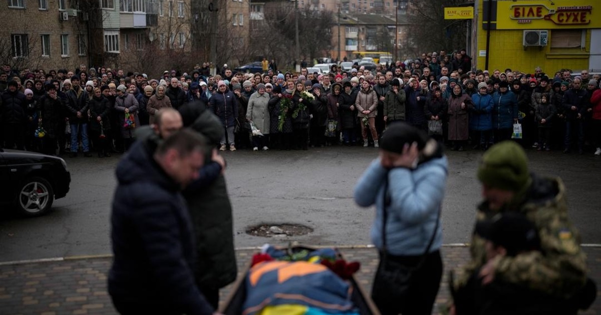 Times оприлюднив ТОП-100 знакових світлин року: серед них є прощання з Олексієм Завадським в Бучі