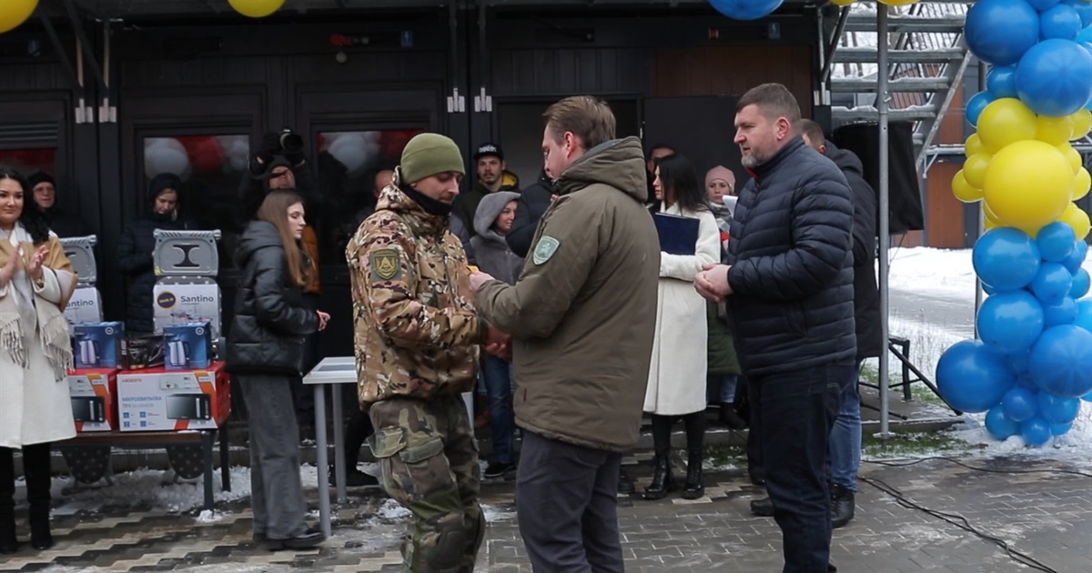 З пральними кімнатами, але без PlayStation: як в Ірпені відкривали модульне містечко “Ластівка”