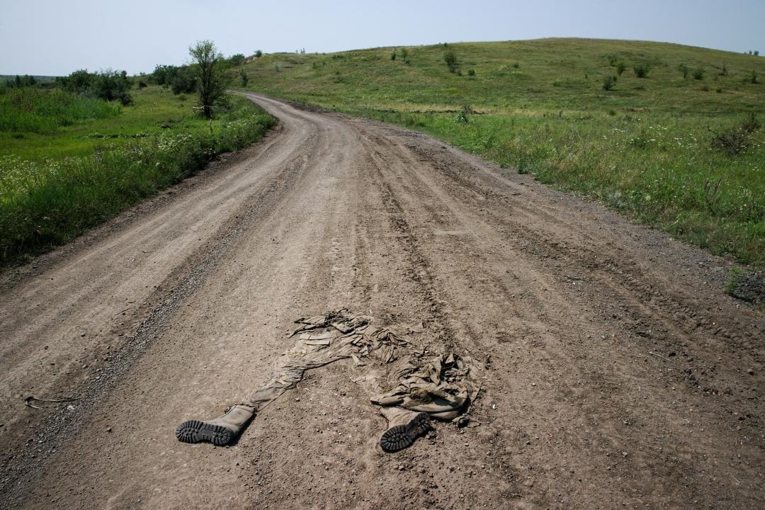 Усе, що залишилося від російського солдата на дорозі в Донецькій області на Півдні України, 26 вересня. Через день президент Володимир Зеленський оголосив, що літній контрнаступ повернув село Старомайорське під контроль України