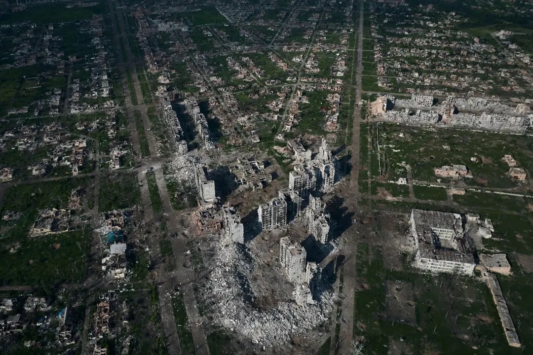Бахмут, місце найзапекліших боїв з російськими військами в Донецькій області, Україна, 22 червня