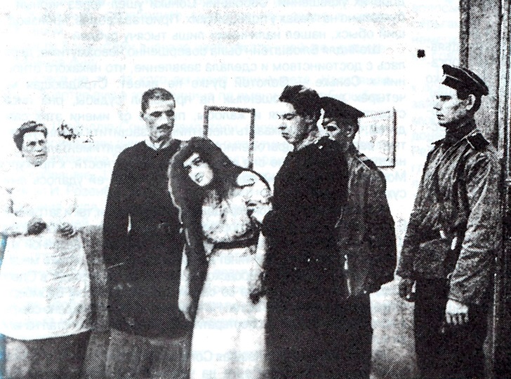 Кадр из фільму «Сонька  —  ​Золота ручка» (1915 год). В центрі Сонька (Н. Гофман).