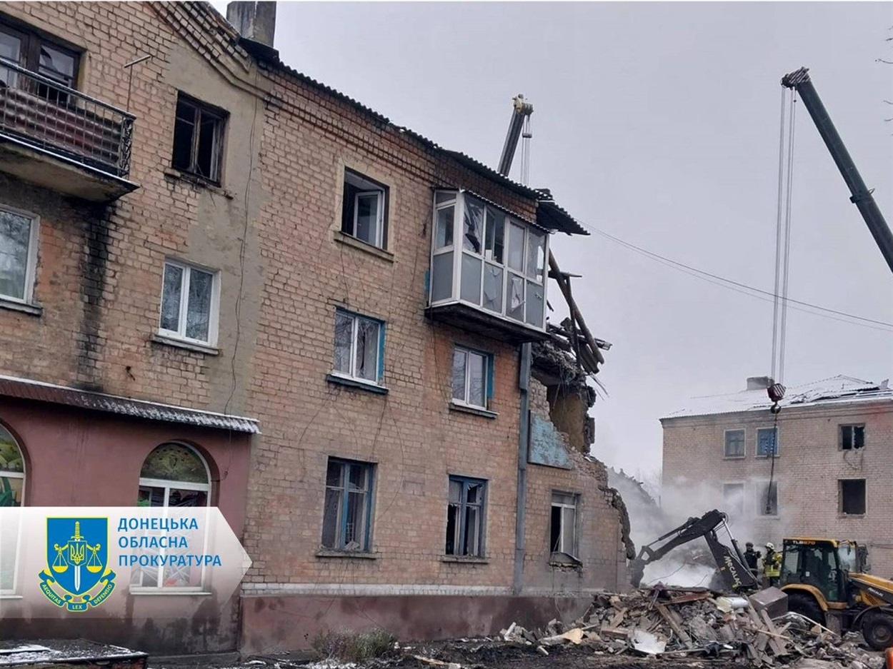 У Новогродівці один з під’їздів повністю зруйновано.